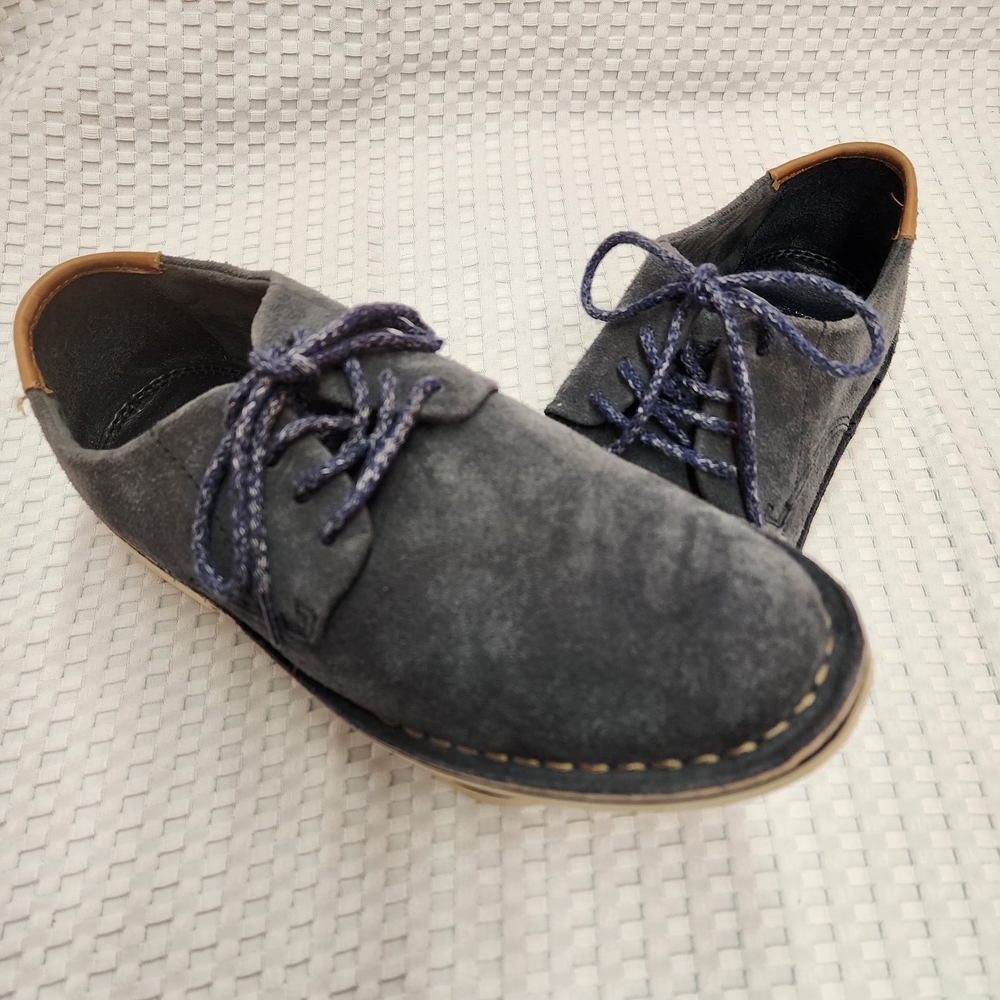 Kenneth Cole Men's Blue Suede Chukka Shoes. Size 7. Gently Worn.